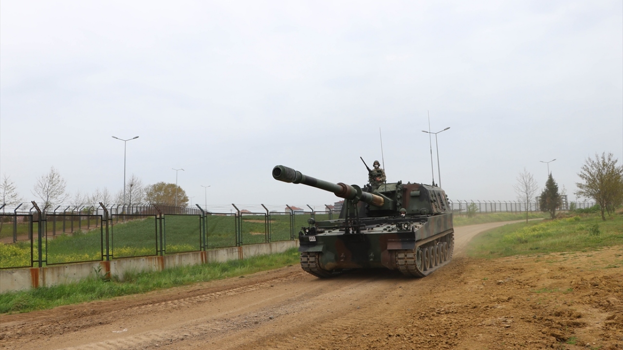 Eğitimlerde görev alan personel sayısı da tedbirler kapsamında azaltıldı. Zırhlı askeri araçların personel kapasiteleri azaltılarak eğitimlere devam ediliyor. 