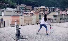 İtalya'da evden çıkamayan komşular terasta tenis maçı yaptı