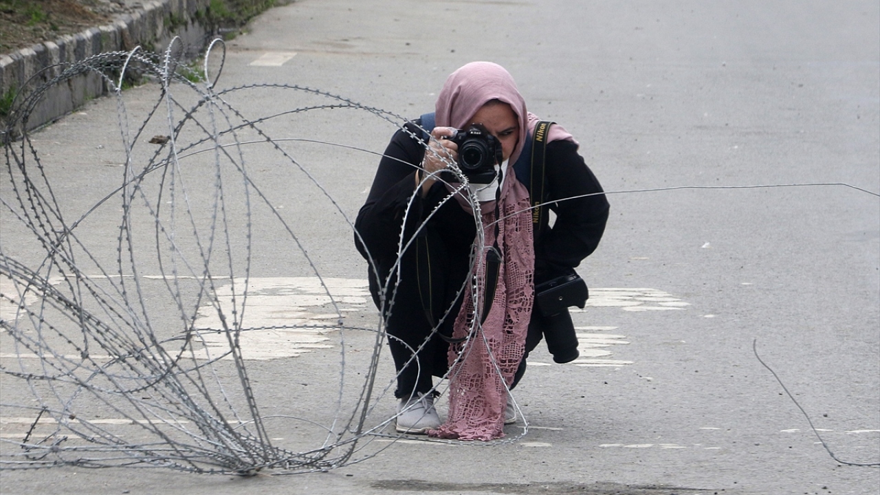 Gözaltına alınan 26 yaşındaki gazetecinin suçlu bulunması halinde 7 yıla kadar hapis cezası alabileceği belirtiliyor.