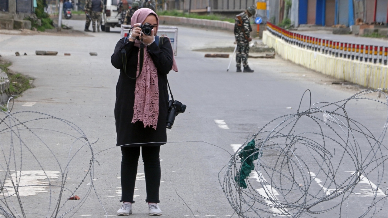 Masrat Zehra, paylaşımlarında, Hint güvenlik güçlerinin eylemlerine, Cammu Keşmir`de çatışmalardan zarar gören kadın ve çocukların hikayelerine yer vermişti.
