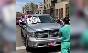ABD'de karantina uygulamasını protesto edenlere sağlık çalışanından tepki