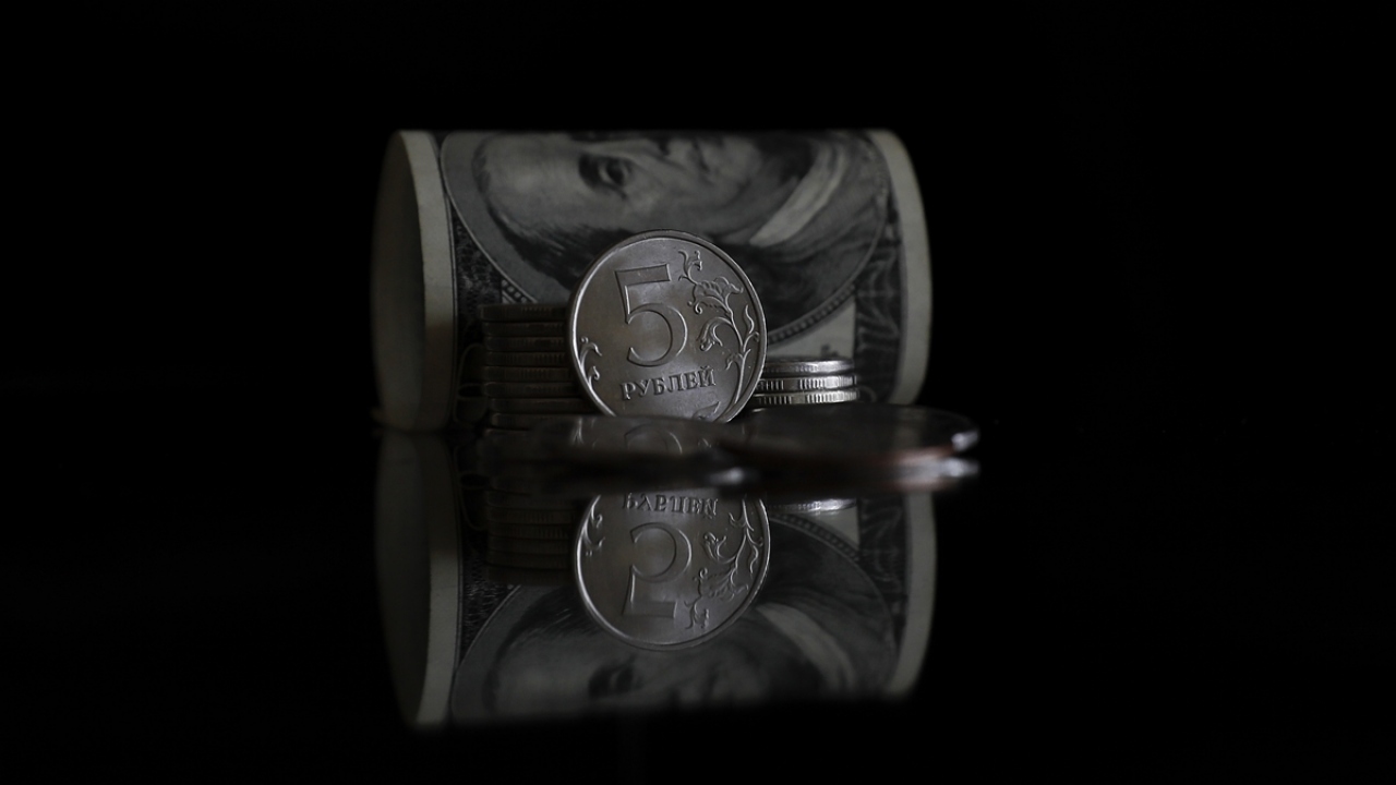 Moskova Borsası (MICEX) günün ilk yarısında yüzde 1,6 değer kaybederek 2485 puana düşerken, RTS endeksi de yüzde 3 azalarak 1036 puana kadar geriledi.