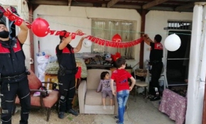 Polislerden Hayatican'ın evine 23 Nisan süslemesi