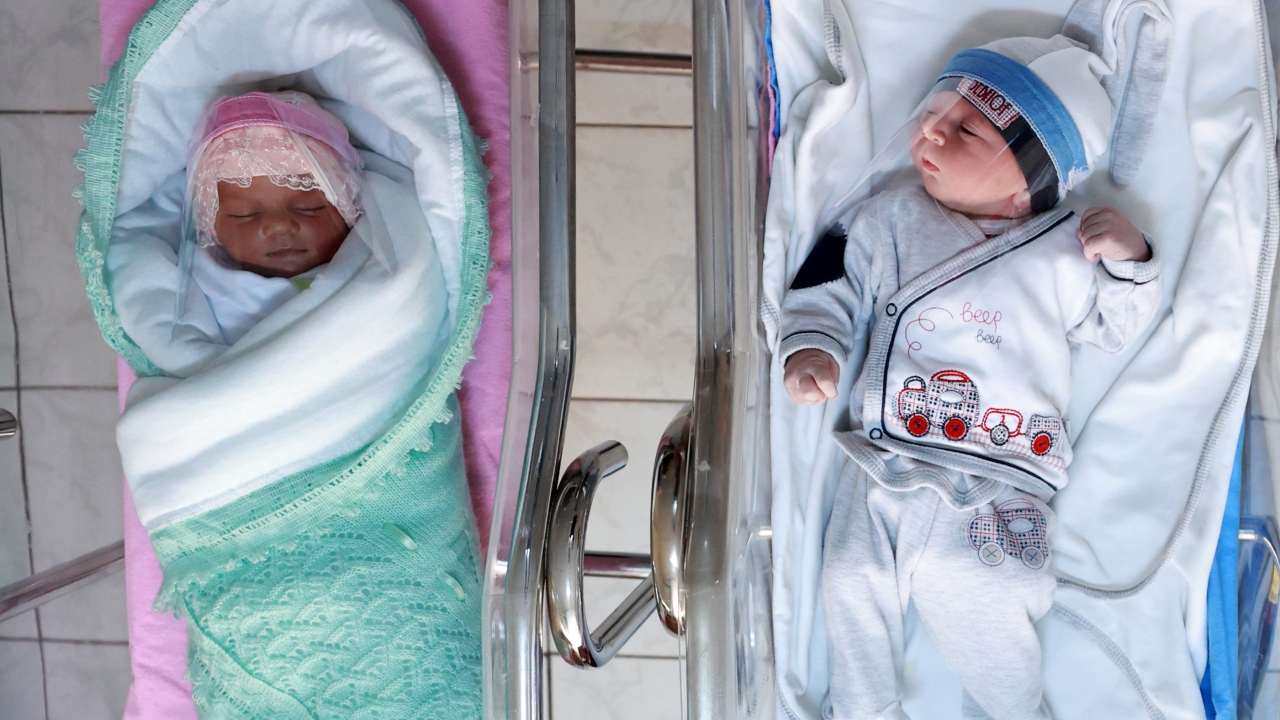 Sağlık Bilimleri Üniversitesi (SBÜ) Etlik Zübeyde Hanım Kadın Hastalıkları Eğitim ve Araştırma Hastanesinde, yeni tip koronavirüse (Covid-19) karşı yenidoğan bebeklere özel yüz siperliği üretildi.