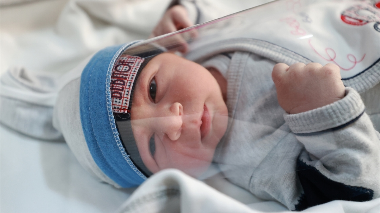 Prof. Dr. Üstün, SBÜ Etlik Zübeyde Hanım Kadın Hastalıkları Eğitim ve Araştırma Hastanesinin pandemi hastanesi olmadığını belirterek, şu ifadeleri kullandı: