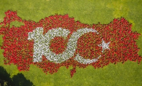 10 bin bayraktan yapılan Türkiye haritası ile 100. yıl kutlaması