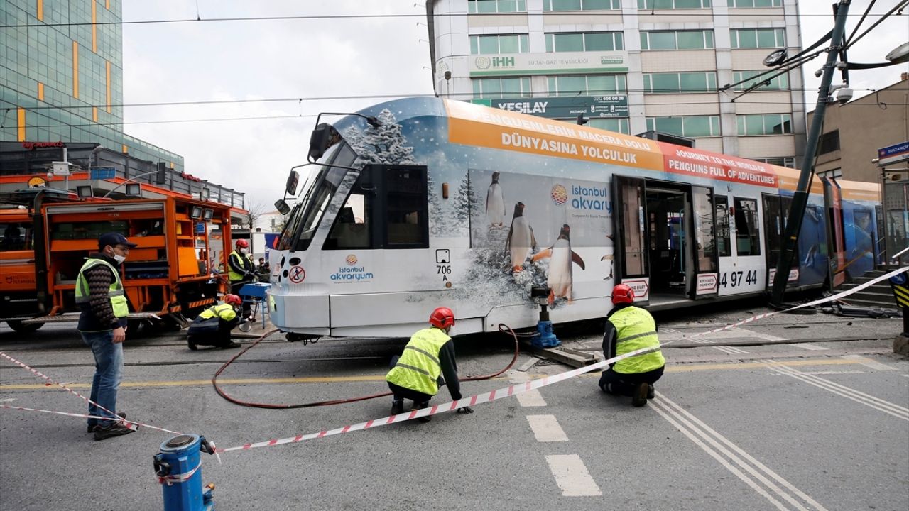 Olay yerindeki incelemelerin ardından, kazaya karışan İETT otobüsü, çekici yardımıyla bulunduğu yerden kaldırıldı. Ekiplerin tramvayı kaldırma çalışmaları ise sürüyor.