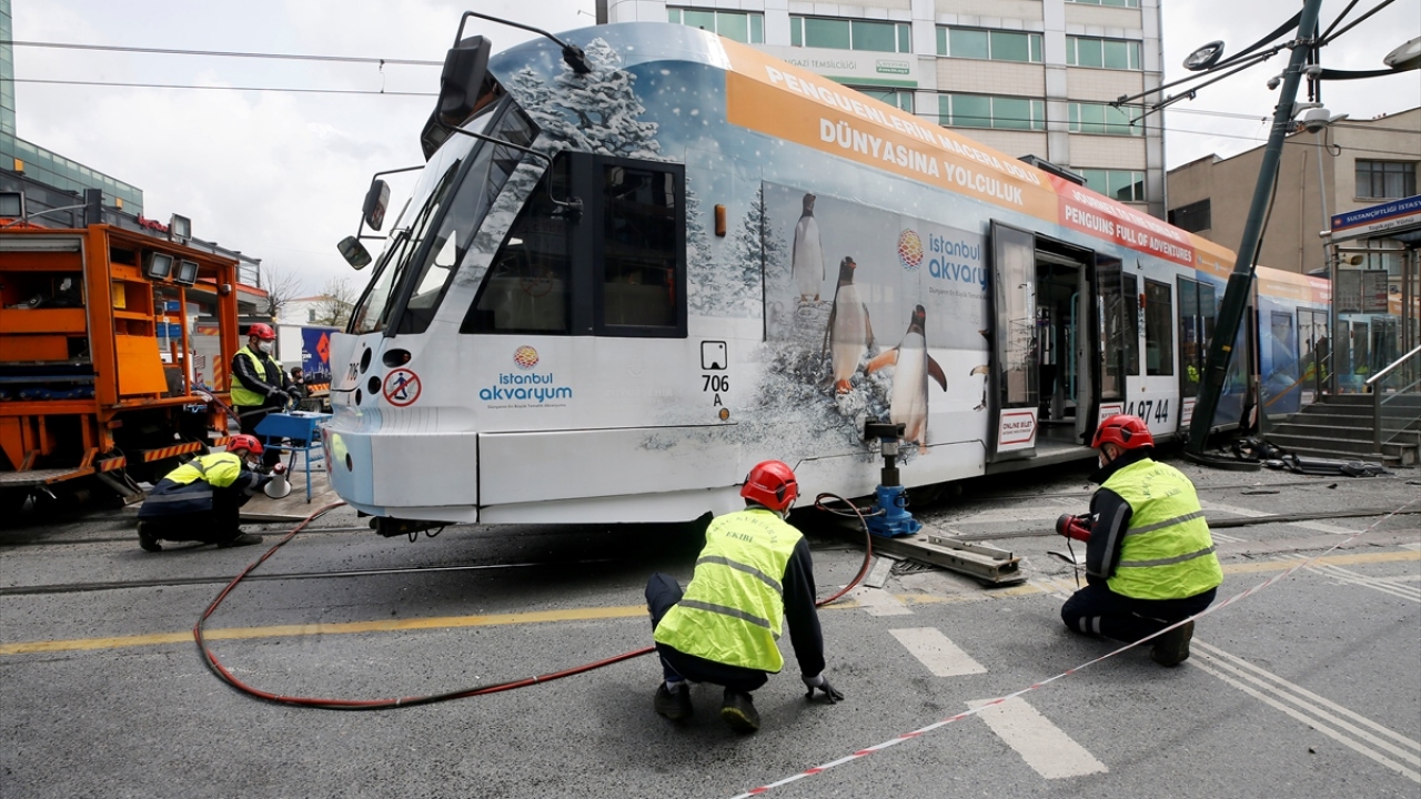 Öte yandan, Metro İstanbul, daha önce geçici süre ile Topkapı-Sultançiftliği istasyonları arasında yapılacağını duyurduğu seferlerin Topkapı-50.Yıl Baştabya istasyonları arasında gerçekleştirildiğini bildirdi.