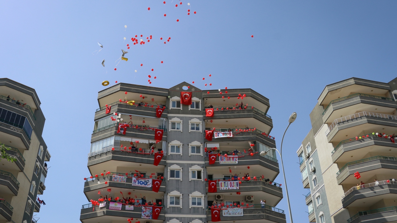 23 Nisan Ulusal Egemenlik ve Çocuk Bayramı kutlamalarının evlerde yapılacak olması kararının ardından Mustafa Kemal Mahallesi`nde vatandaşlar hazırlık yaptı.
