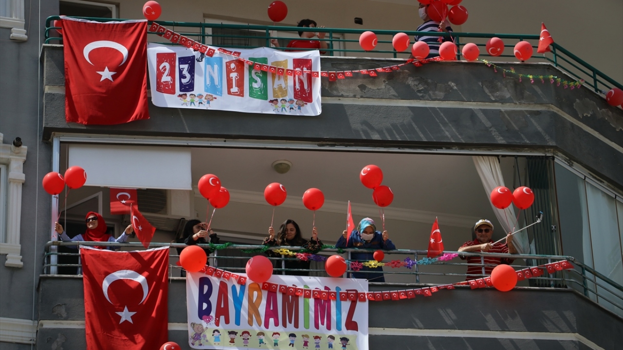 Bazı binalarda hazırlıklarını tamamlayan vatandaşlar gökyüzüne balon bırakarak 23 Nisan`ı kutlamaya başladı.