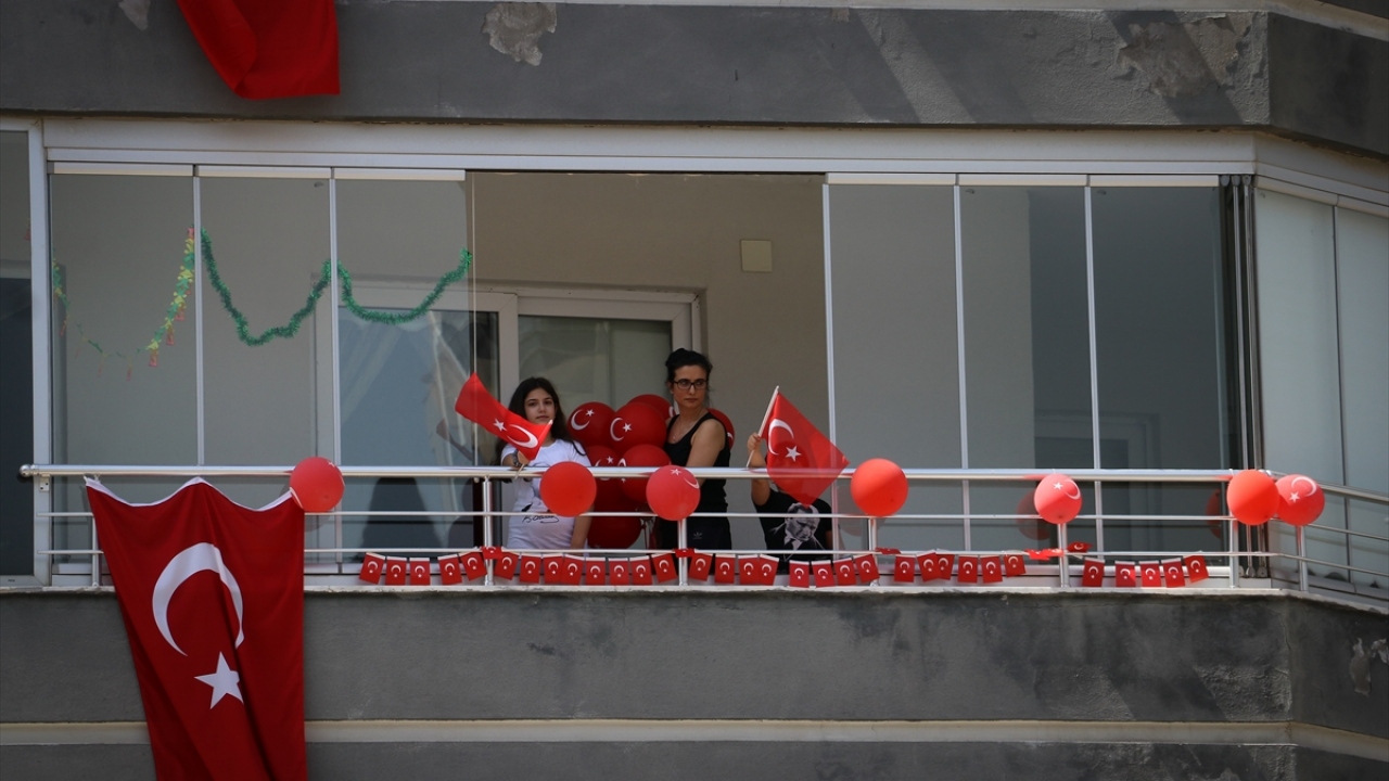 Bu coşkuyu balkonda yaşayacaklarını dile getiren Akdoğan, en kısa sürede salgından kurtulma temennisinde bulundu.