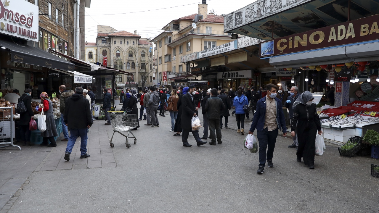 Ankara’da 4 günlük sokağa çıkma kısıtlaması öncesi vatandaşların, ramazanın da etkisiyle Ulus’taki gıda satışı yapılan yerlerde alışveriş yaptığı gözlendi.