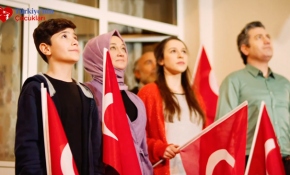 İstiklal Marşı'nı 'Balkonlardan okuyalım' daveti