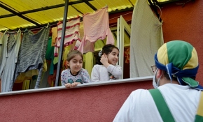 Gönüllü palyaçolar evde kalan çocukları eğlendirdi