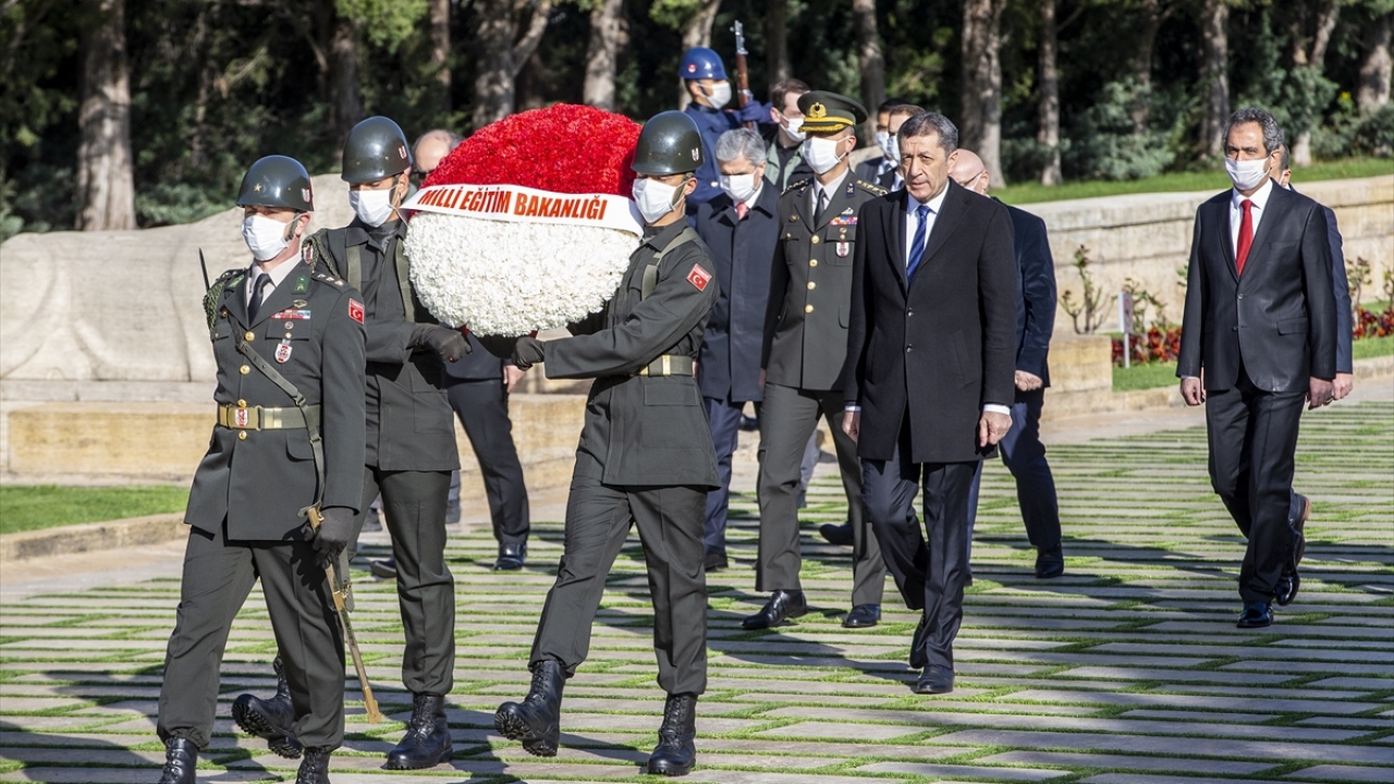 Bakan Selçuk ve beraberindekiler, kırmızı-beyaz karanfillerden oluşan çelengin arkasında Aslanlı Yol`dan yürüyerek Atatürk`ün mozolesine geldi.