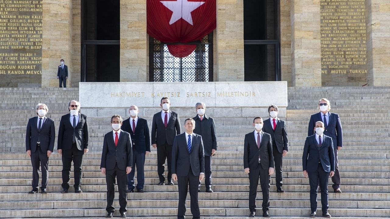 Daha sonra Bakan Selçuk ve beraberindekiler fotograf çektirdi. 