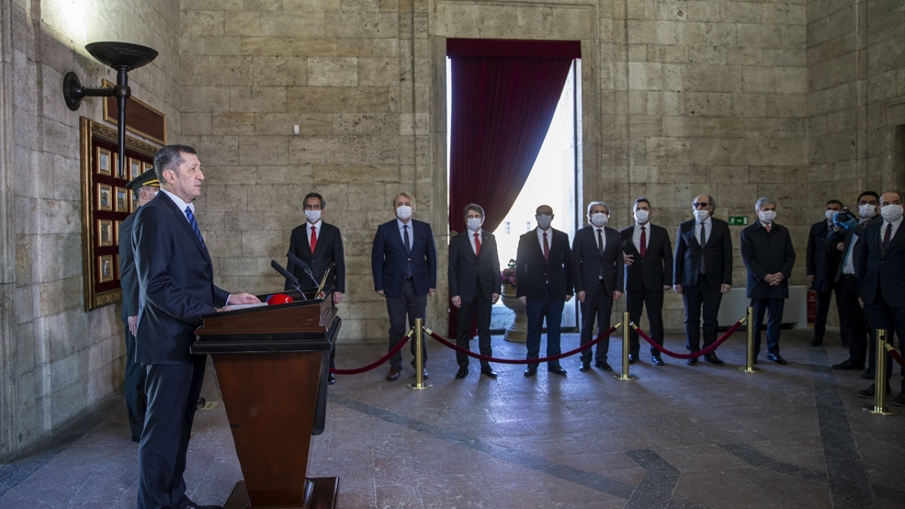 Bakan Selçuk, Misak-ı Milli Kulesi`nde Anıtkabir özel defterini imzaladı.