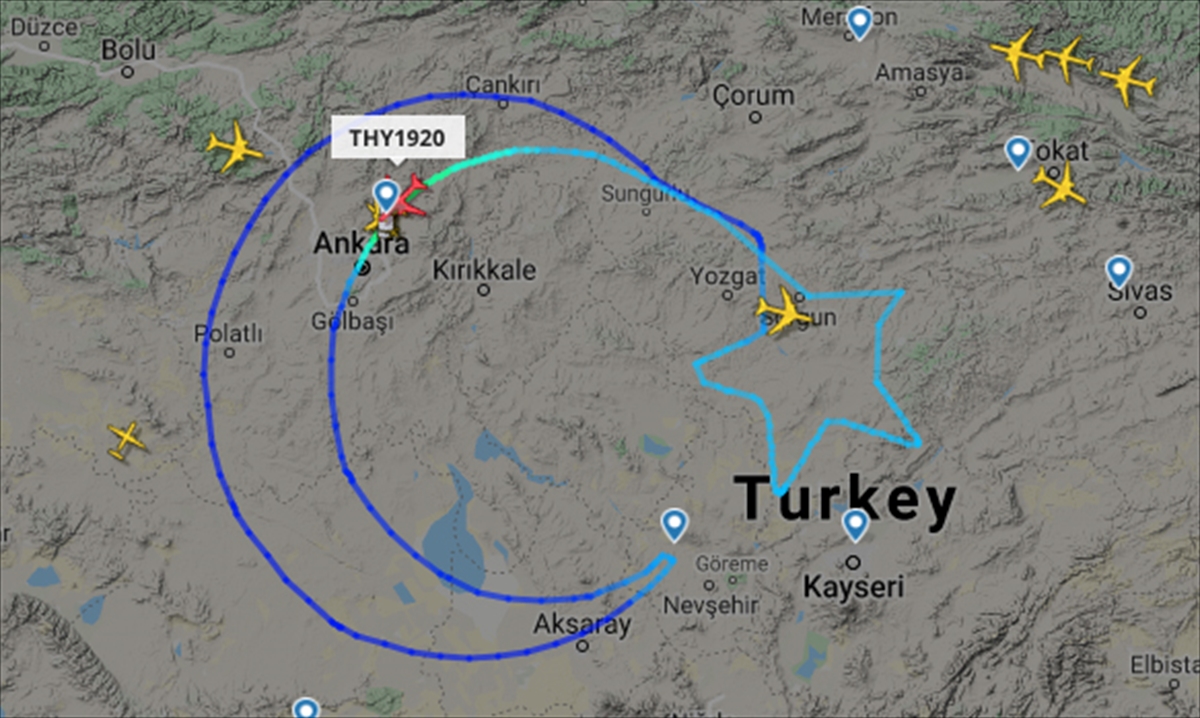 Radardaki görüntülerde, THY uçağının İç Anadolu Bölgesi`nin semalarında Türk bayrağını simgeleyen ay ve yıldızı çizdiği görülüyor.