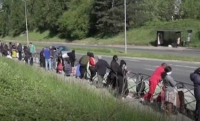 Fransa'da metrelerce yemek kuyruğu oluştu