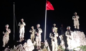 Mehmetçik görev yerlerinde İstiklal Marşı okudu