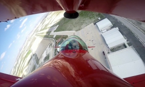 Kadın akrobasi pilotu çocuklar için havalandı