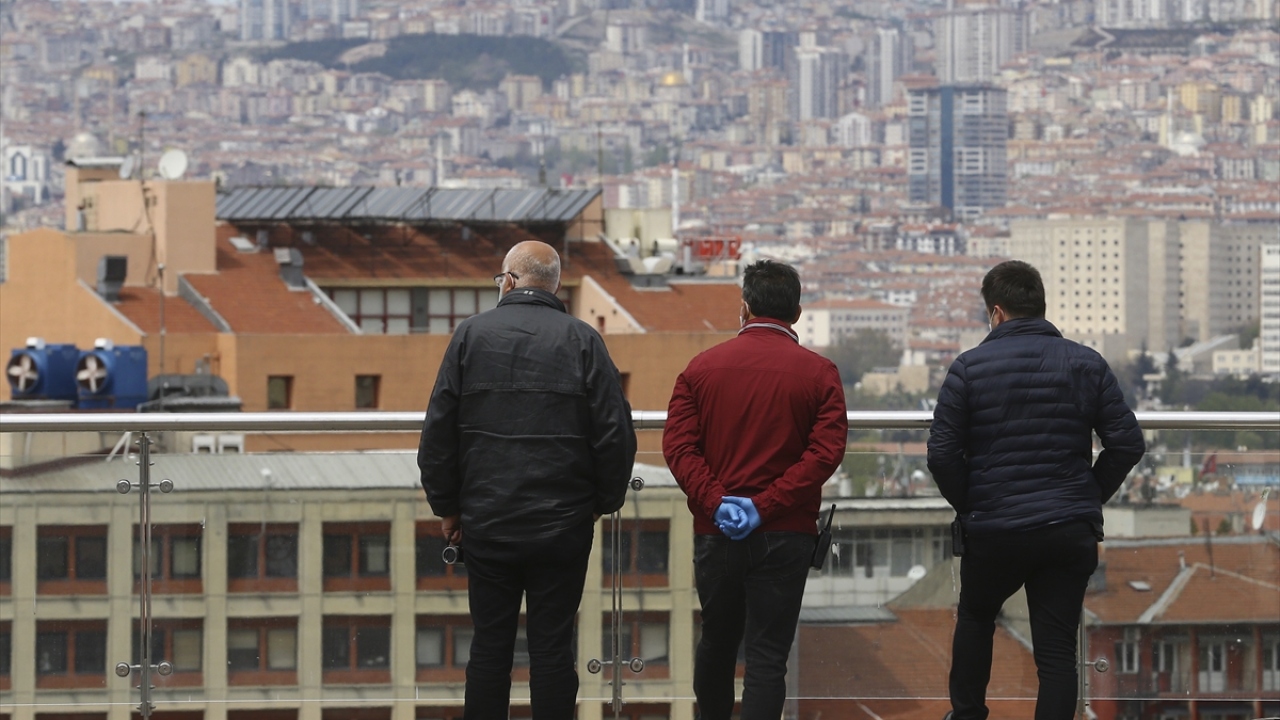 Bazı görevliler, boş kalan şehri seyretti.