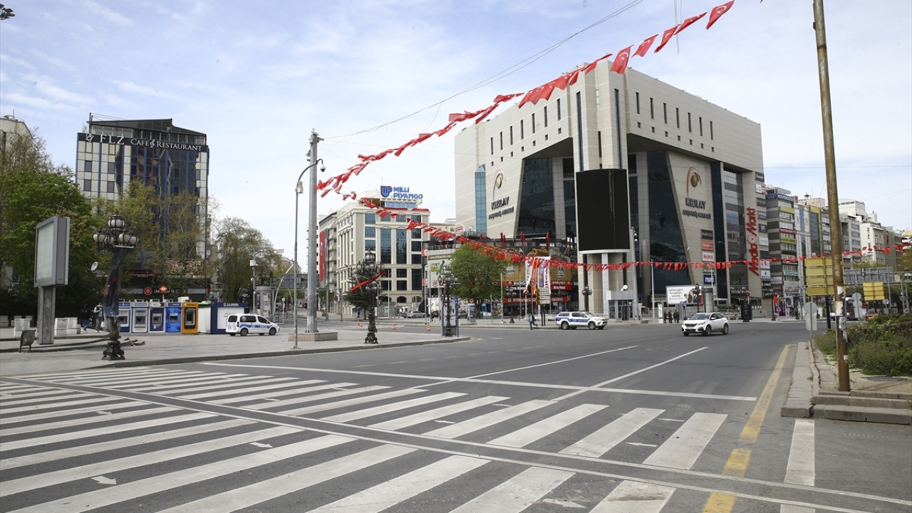 Şehrin en işlek yerlerinden olan Kızılay Meydanı da, boş kaldı.