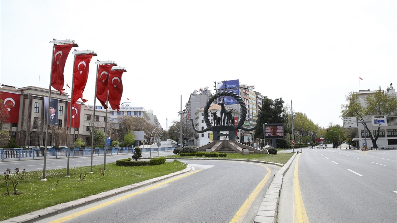 Kentin en kalabalık yerlerinden olan Sıhhiye Meydanı da, boş kaldı.