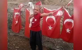 Omzunda kuzuyla 23 Nisan şiiri okudu