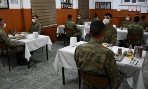 Sınırdaki Mehmetçik 1446 metre rakımda ilk iftarını yaptı