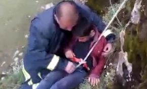 Kayalıklarda mahsur kalan çocuğu itfaiye ekipleri kurtardı