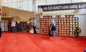 Cami ihtiyaç sahipleri için hayır çarşısına çevrildi