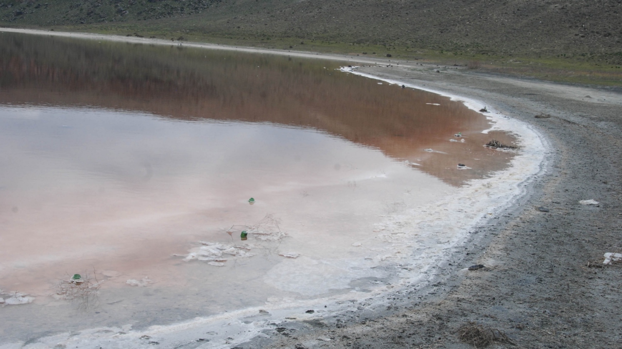 Yeraltı su kaynaklarından beslenen ve suyu tuzlu olan Meke`nin ortasında, 50 metre yükseklikte volkan konisi bulunuyor. 