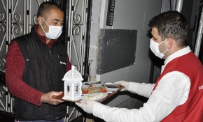 "Vefalı eller" kapı kapı dolaşarak yaşlılara sahur yemeği ikram etti