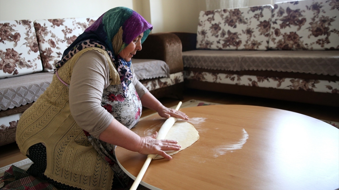 Yapım aşamalarının zorluğu nedeniyle imece usülü hazırlanan mantı, bu yıl koronavirüs (Covid-19) salgını dolayısıyla tedbiren evlerinde kalmayı tercih eden kadınlarca tek başına yapılıyor.