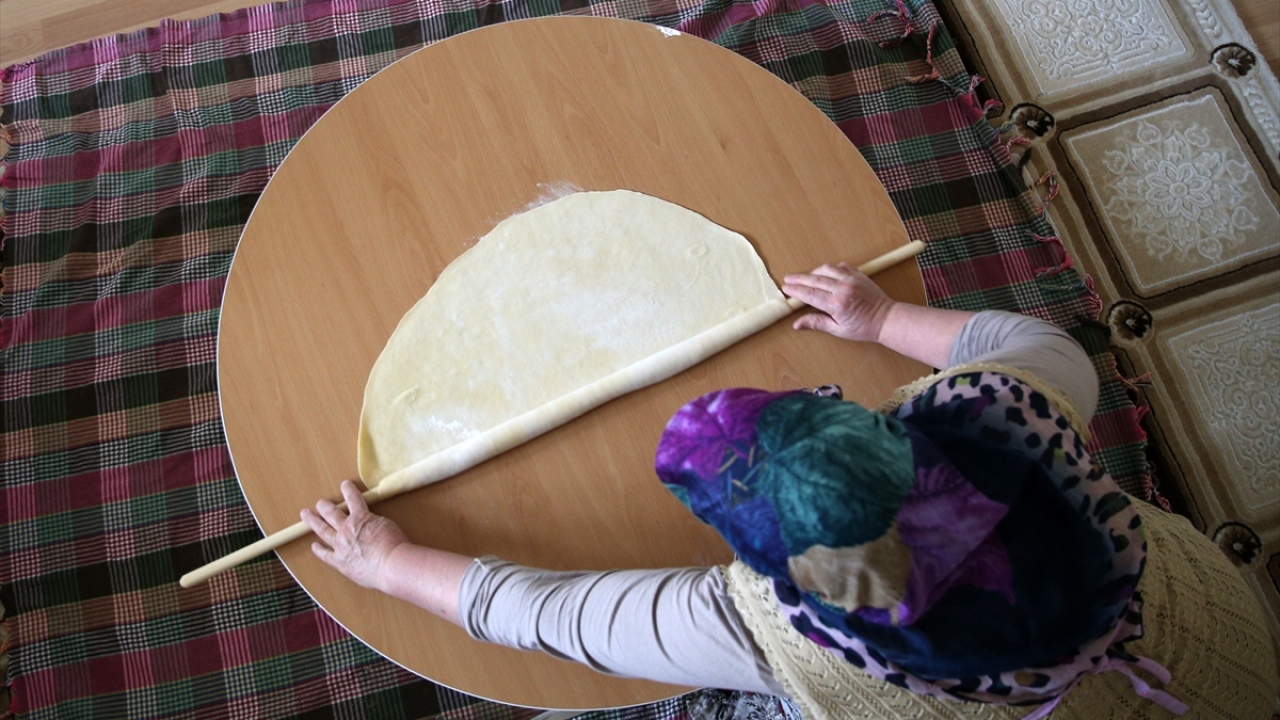 Kentte yaşayan farklı toplumlar sayesinde mutfağı da zenginleşen Kayseri`de mantının 5`ten fazla çeşidi sofraları süslüyor.