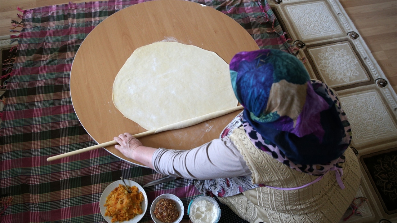 Kayseri adıyla özdeşleşen meşhur etli mantı ise diğer kentlerde yapılan mantılardan sosuyla ve bir kaşığa 40 tane sığacak ölçüde küçük olmasıyla ayrışıyor.