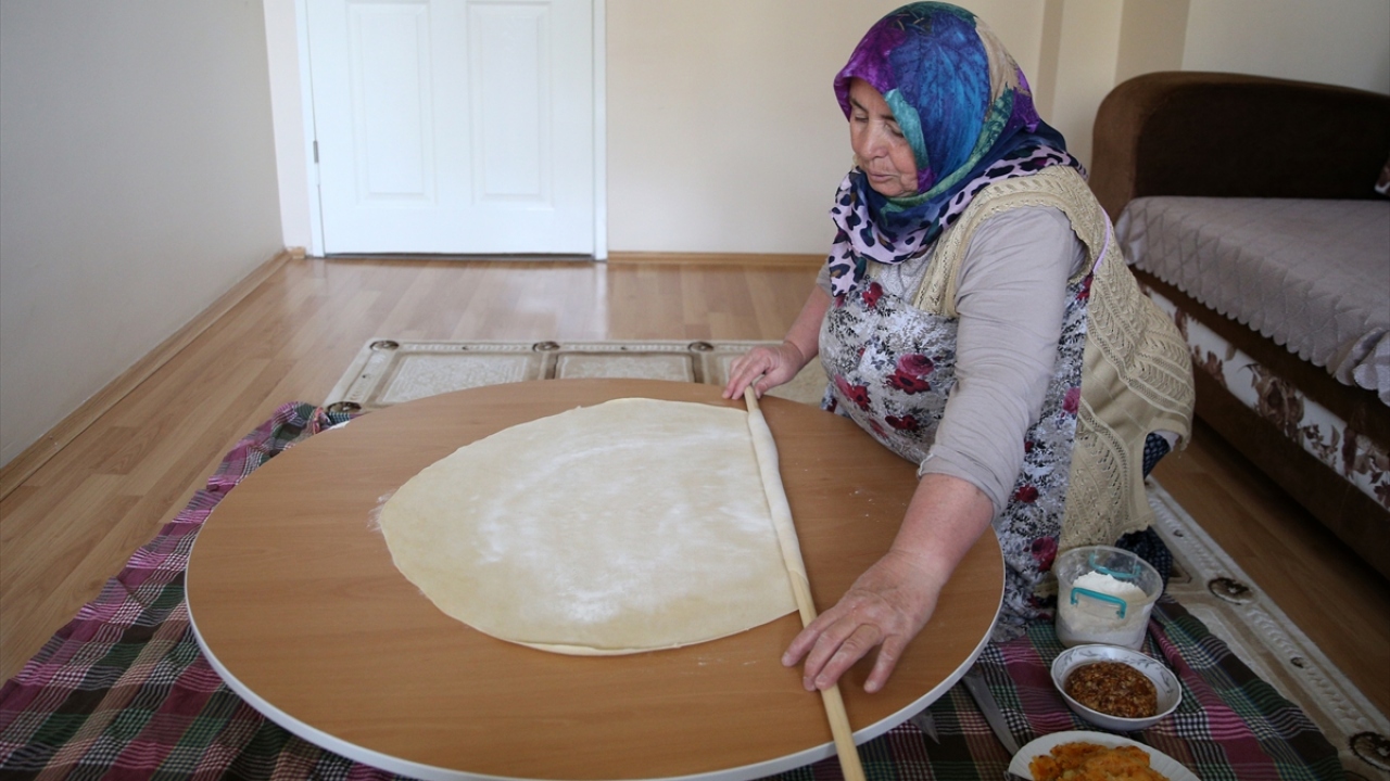 Oklava ile yufka gibi açılan hamurdan 1 santimetre genişliğinde şeritler kesiliyor ve yine aynı ölçüde kare hamurlar elde ediliyor.