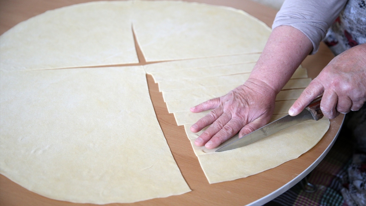 Etli mantının içi ise soğan ve kıymanın tuz, karabiber, toz biberle yoğrulmasıyla elde ediliyor. Kare hamura iç harcından konularak ters köşeler karşılıklı olarak kapatılıyor. 