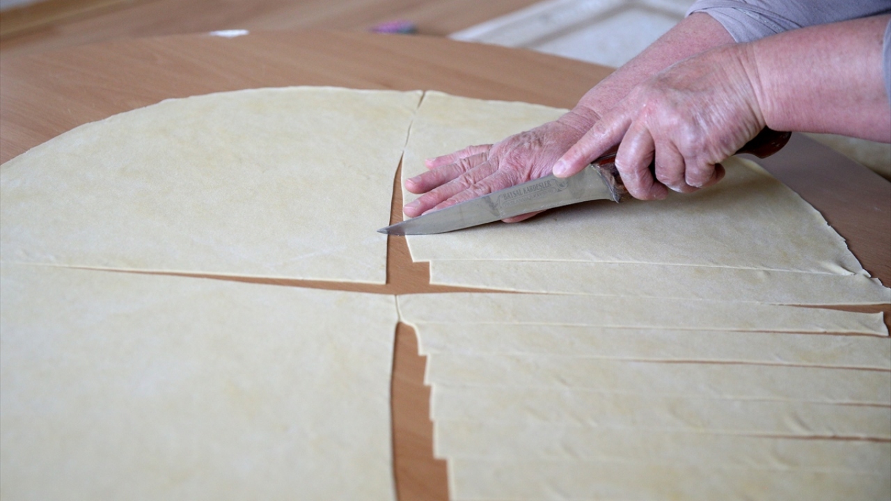 Hazırlanan mantılar, kaynamış tuzlu suda haşlanıyor.