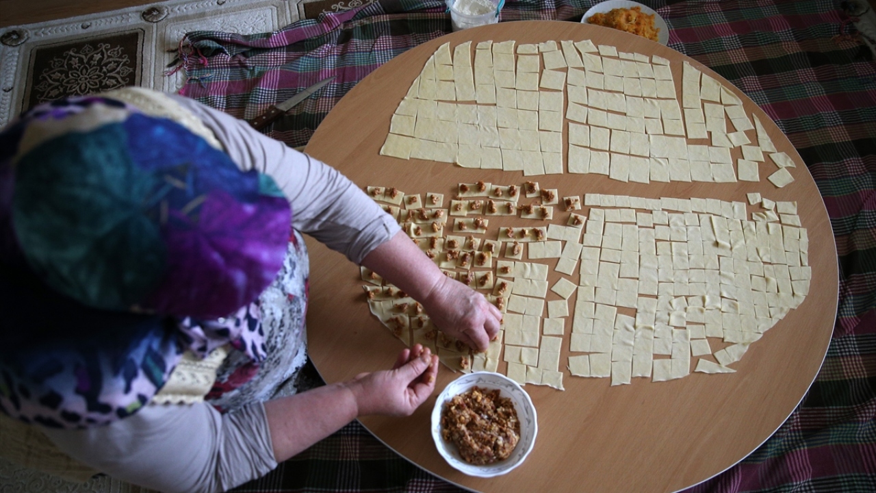 Haşlanan mantılar üzerine can suyu adı verilen suyun dökülüp süzülmesiyle hazır hale getiriliyor. 
