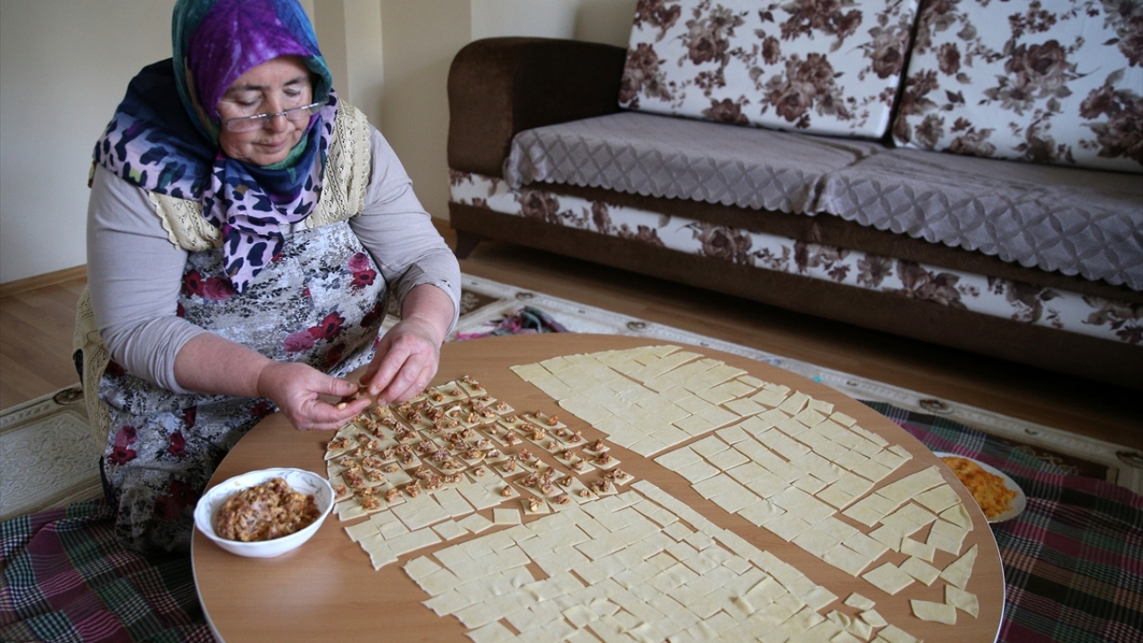 Kayseri mantısı salçalı su ve sarımsaklı yoğurtla üzerine bazen sumak bazen nane ilave edilerek servis ediliyor. 