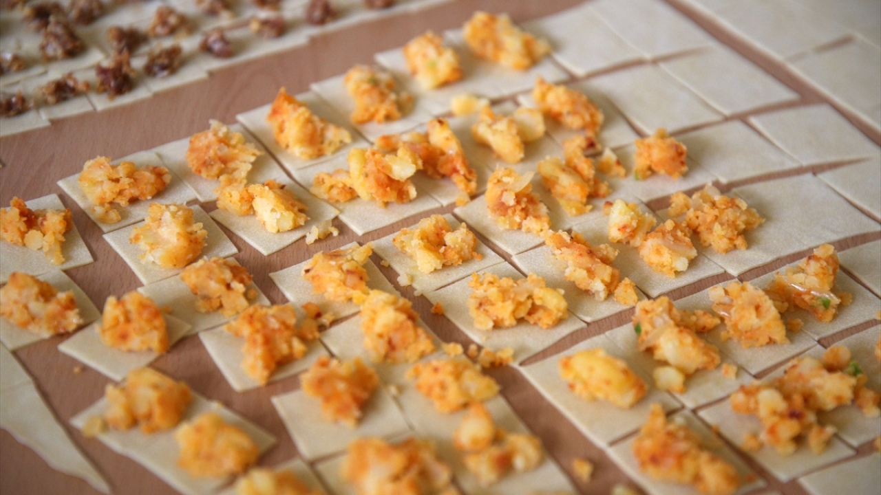 İmece usulü mantı yapımına Covid-19 engeli