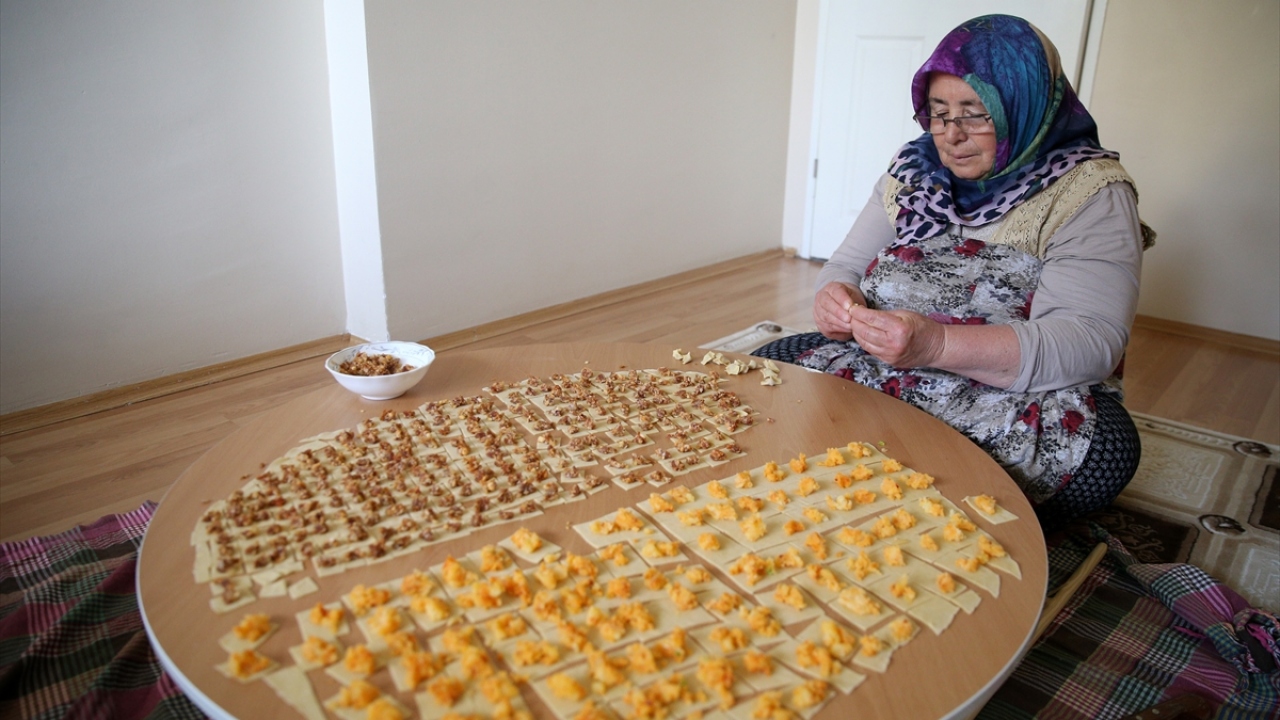 Ev hanımı Perihan Kepçe de kentte ramazanın ilk gün oruçların genellikle mantı ile açıldığını dile getirdi. 