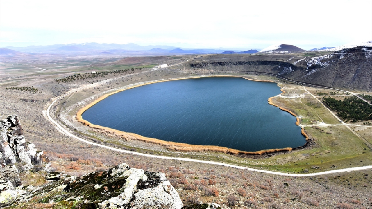 Deniz seviyesinden 1365 metre yükseklikte, Aksaray-Niğde sınırında yer alan krater gölü, çevresindeki kayadan oyma mekanları, peribacaları ve doğal güzelliğiyle büyülüyor.