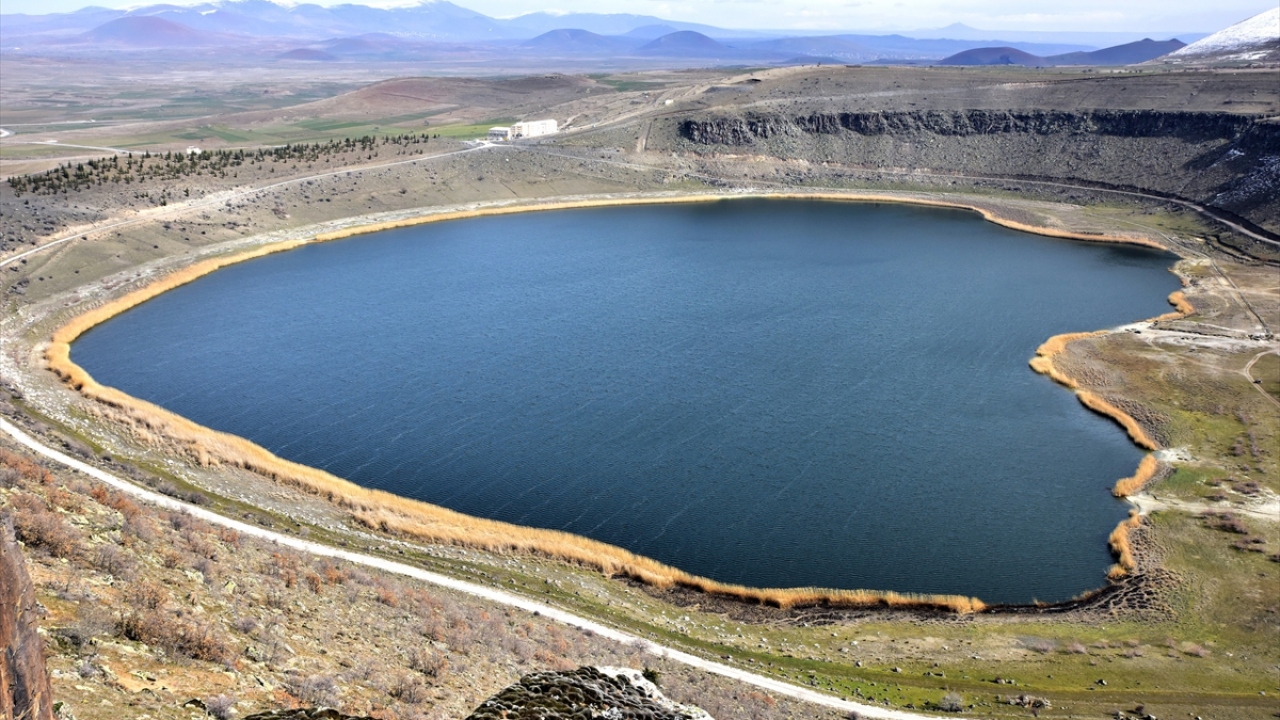 Kalp biçimiyle ilgi çeken ve yeni tip koronavirüs (Covid-19) salgını öncesinde turistler ve amatör fotoğrafçılardan yoğun ilgi gören Narlıgöl, ilkbahar mevsiminin gelişiyle birbirinden güzel çiçeklerle renk cümbüşü oluşturdu.