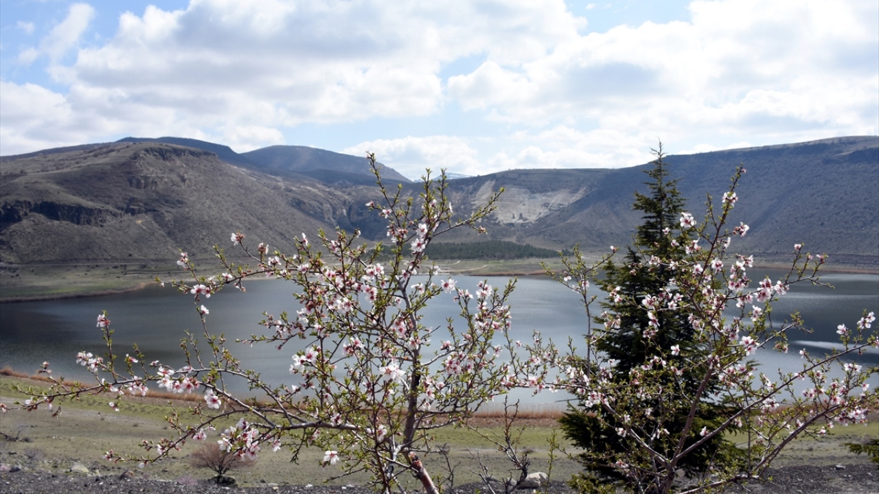Etrafı dağlarla çevrili Narlıgöl`e, Aksaray yönünde yaklaşık yarım saatlik bir tırmanışın ardından ulaşılıyor.