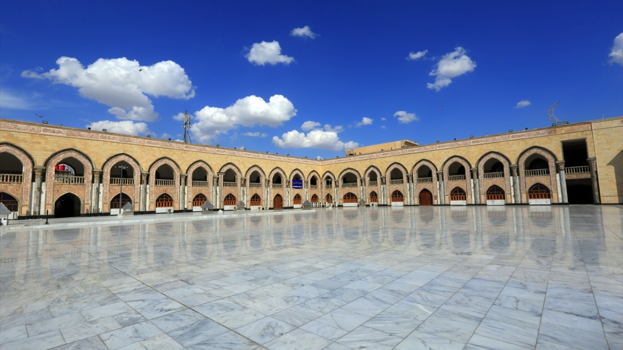Irak`ın başkenti Bağdat’ta, yeni tip koronavirüsle (Covid-19) mücadele kapsamında alınan önlemler nedeniyle, Şeyh Abdulkadir Geylani Külliyesi`nin ramazan ayında boş olduğu görüldü.