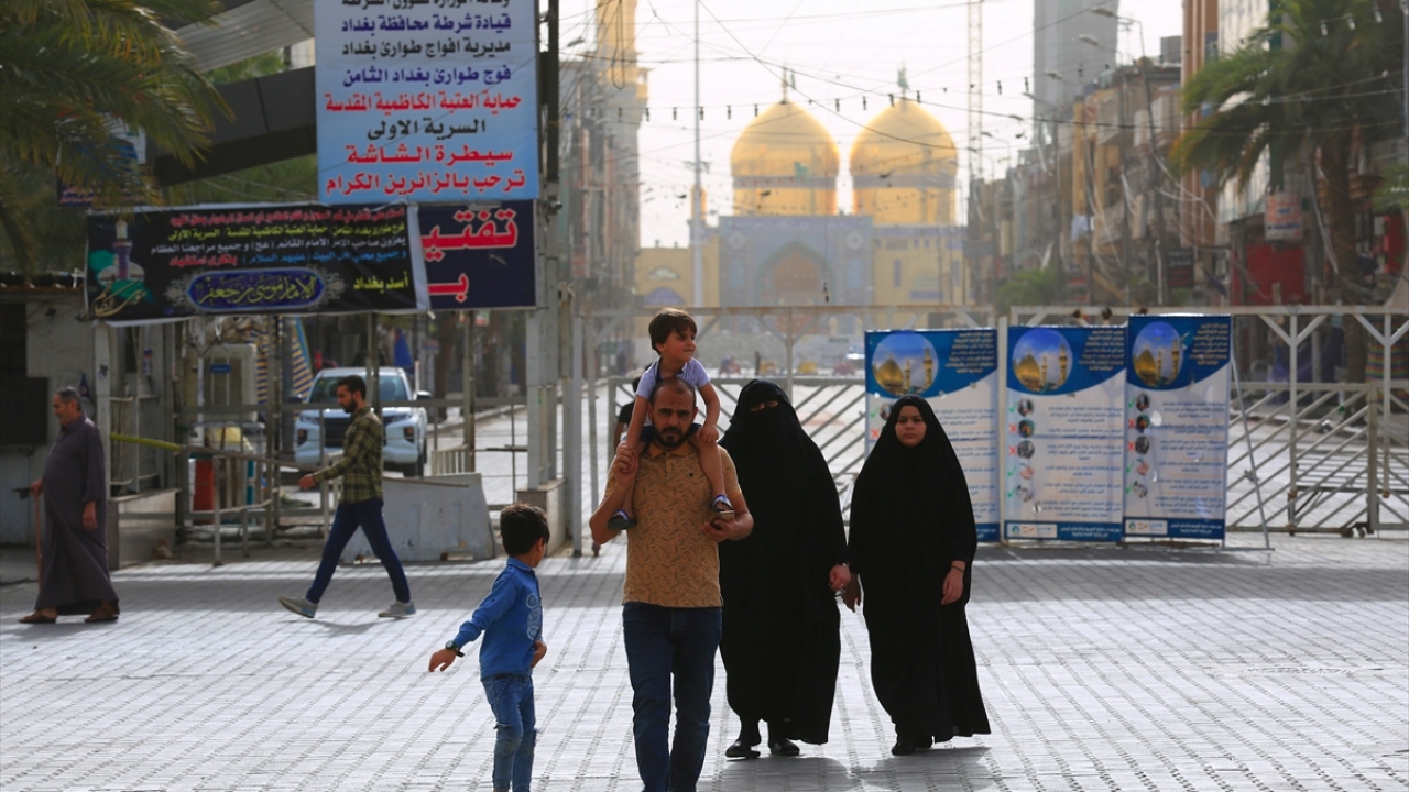 Irak`ın başkenti Bağdat’ta, yeni tip koronavirüsle (Covid-19) mücadele kapsamında alınan önlemler nedeniyle, Şiilerin 7. imamı olarak bilinen Musa el-Kazım`ın türbesinin bulunduğu Kazımiye Camisi ve çevresinin ramazan ayında boş olduğu görüldü.
