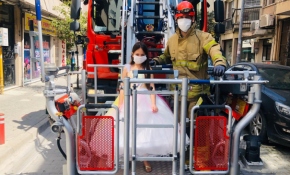 Küçük Dua'ya yangın merdiveniyle pasta sürprizi